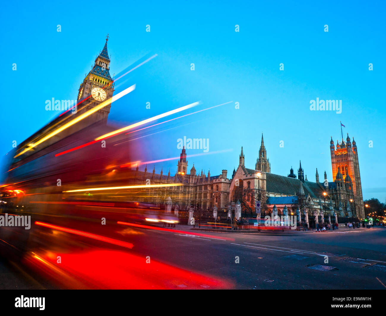 Le Big Ben, la Chambre du Parlement et le Westminster Bridge at night, London, UK. Banque D'Images