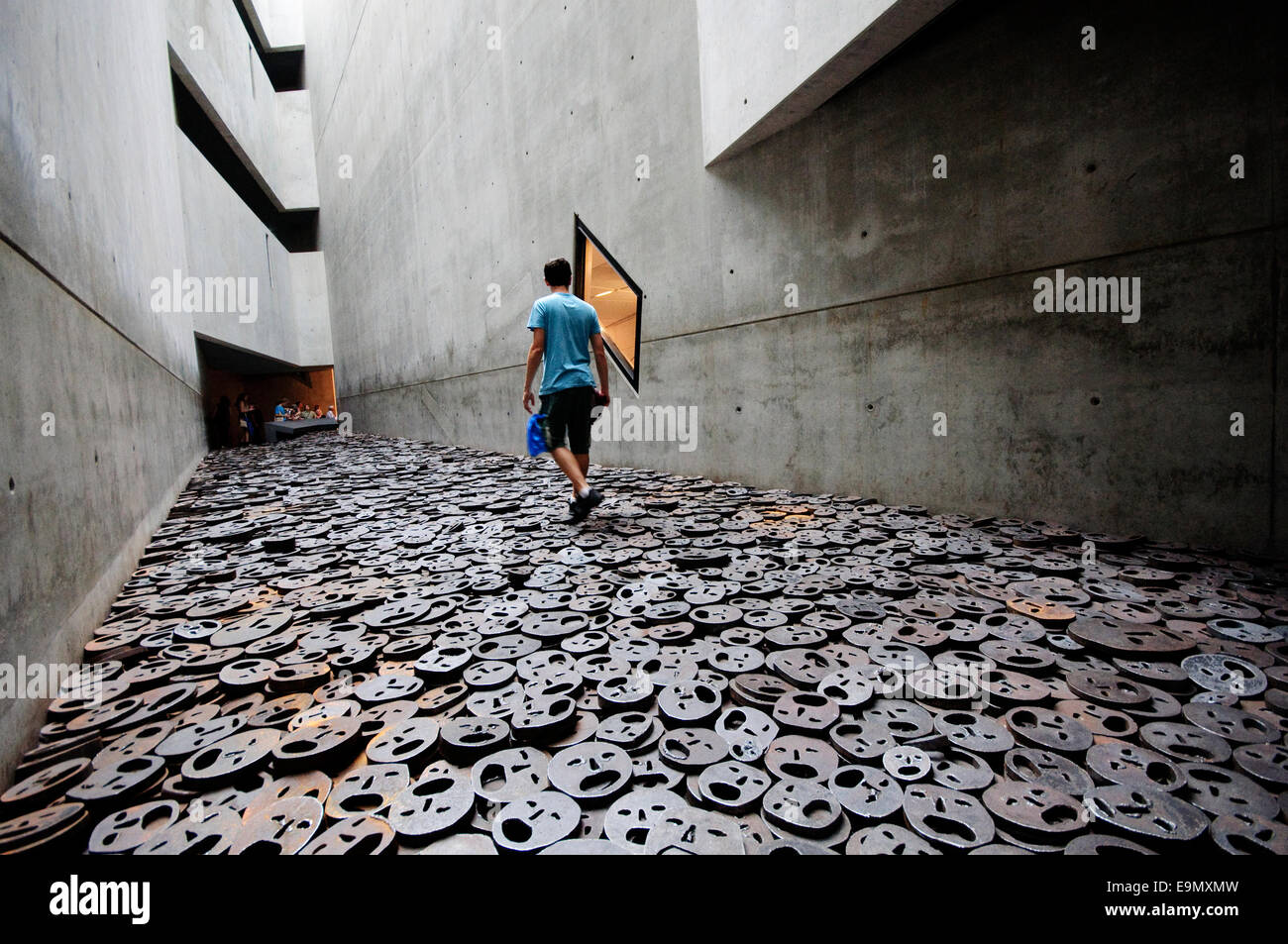 Allemagne, Berlin, Musée juif, Daniel Libeskind, nulle Mémoire Prix, l'installation, Shalechet feuilles tombées par Menashe Kadishman Banque D'Images