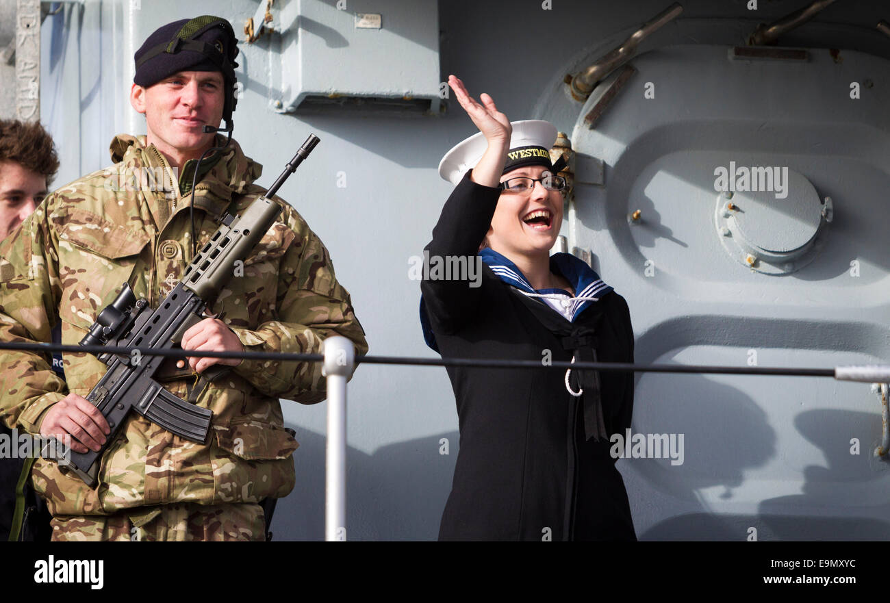 Un marin femmes vagues pour le type de famille 23 frégate HMS Westminster elle renvoie pour Portsmouth Base de la Royal Navy à la suite Banque D'Images