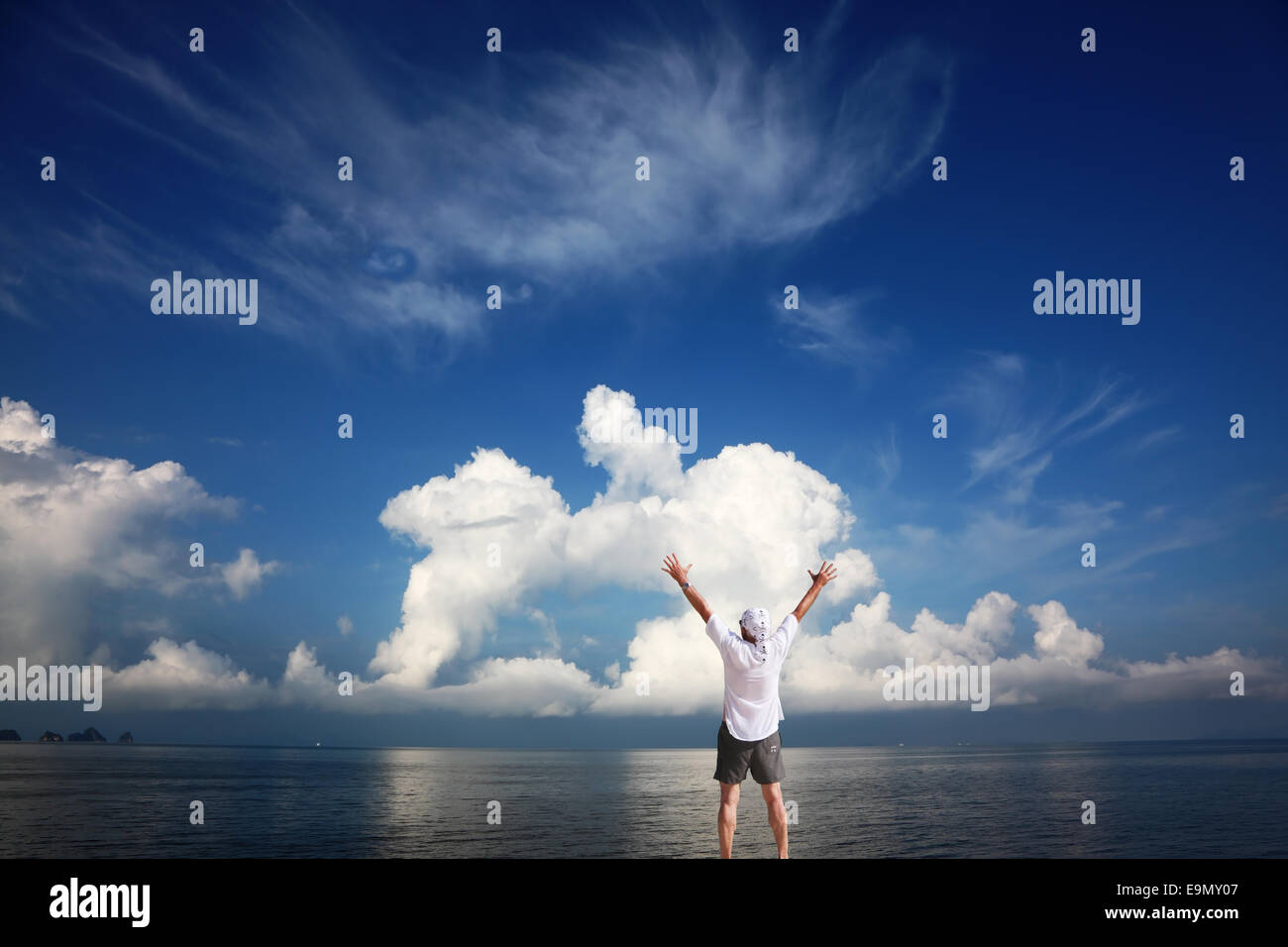 Beaux nuages de la forme inhabituelle. Banque D'Images