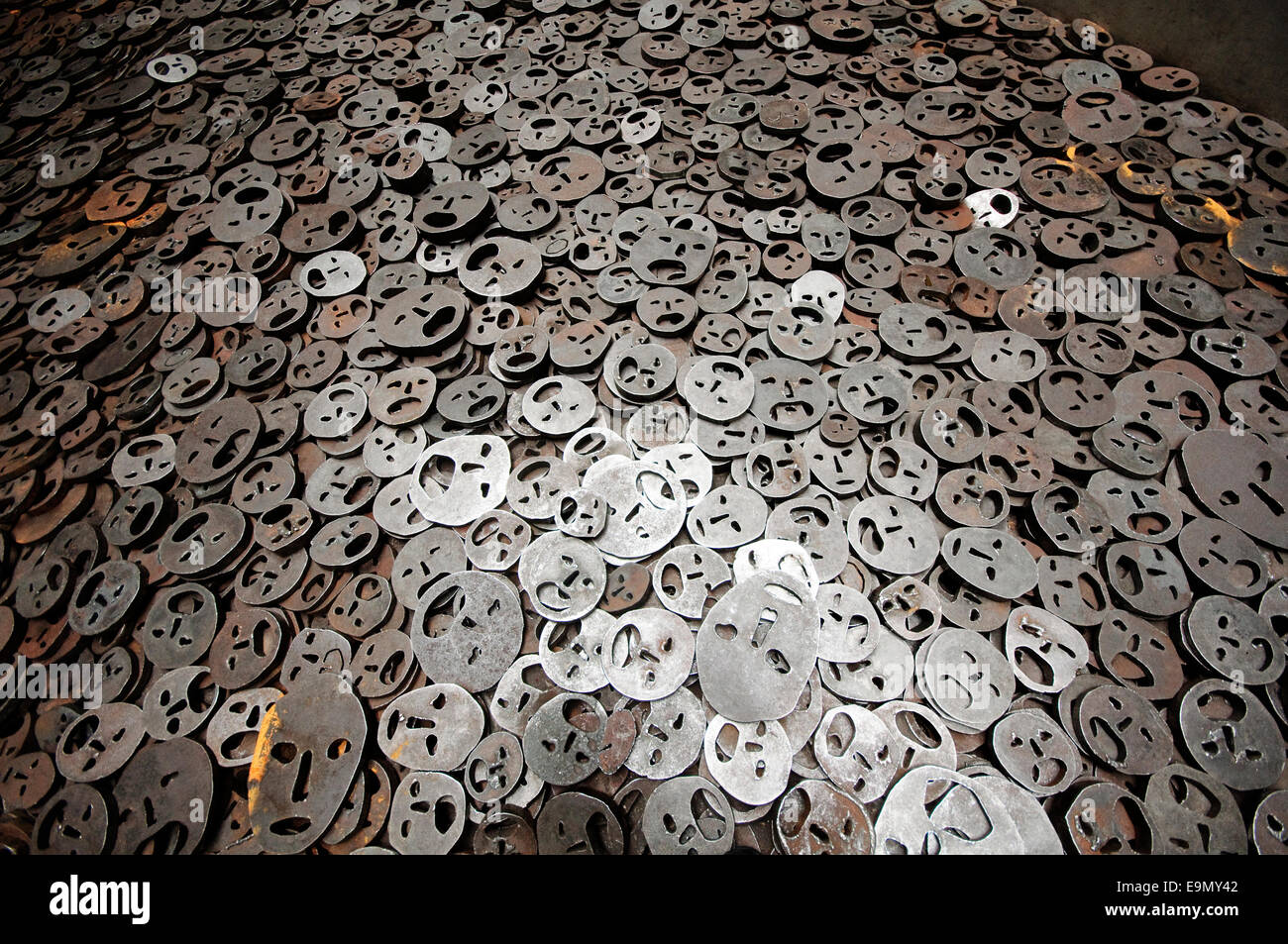 Allemagne, Berlin, Musée juif, Daniel Libeskind, nulle Mémoire Prix, l'installation, Shalechet feuilles tombées par Menashe Kadishman Banque D'Images