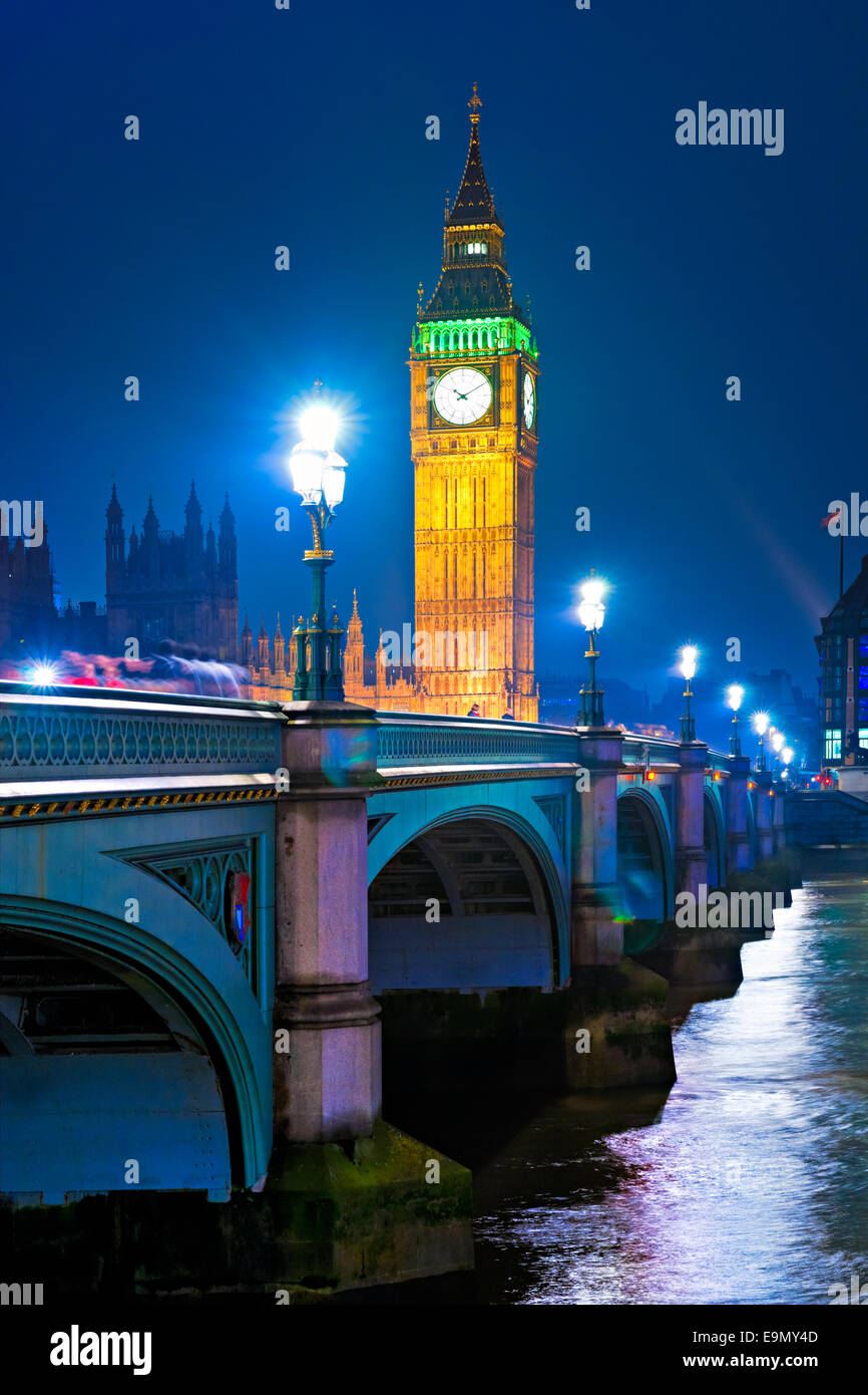 Le Big Ben, la Chambre du Parlement et le Westminster Bridge at night, London, UK. Banque D'Images
