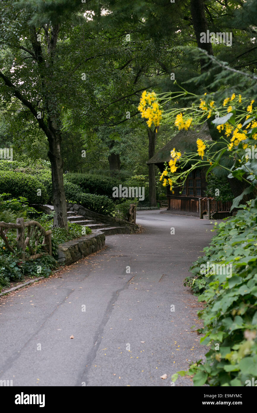 Un chemin à Shakespeare's garden et le Swedish cottage dans Central Park, New York City. Banque D'Images