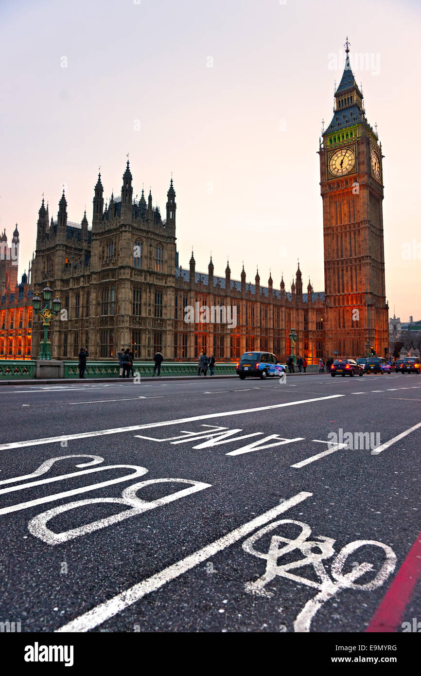 Le Big Ben, la Chambre du Parlement et le Westminster Bridge at night, London, UK. Banque D'Images
