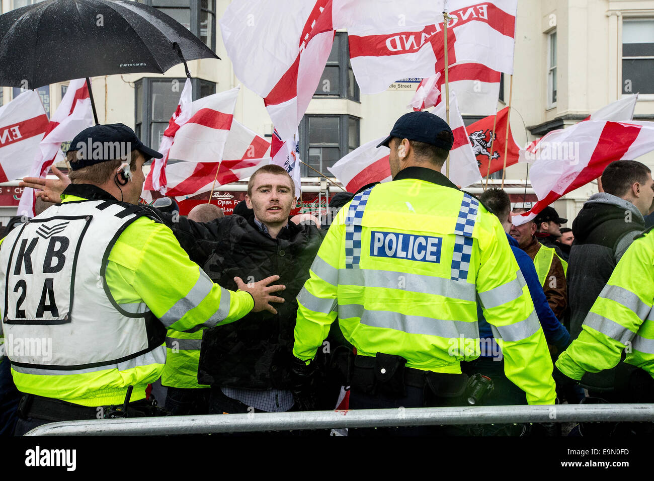 Le jour de la Saint-georges annuel marche le long du front de mer de Brighton par groupes de droite EDL et MFE. Ils ont été contrés par les sections locales et les membres de l'Antifa et l'UAF. Comprend : Voir Où : Brighton, Royaume-Uni Quand : 27 Avr 2014 Banque D'Images