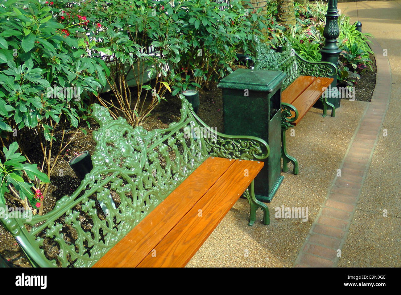 Banc vert dans un parc Banque D'Images