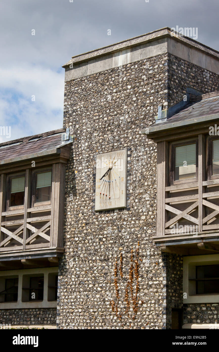 Le cadran solaire vertical moderne sur l'avant du West Dean College, West Sussex, England, UK Banque D'Images