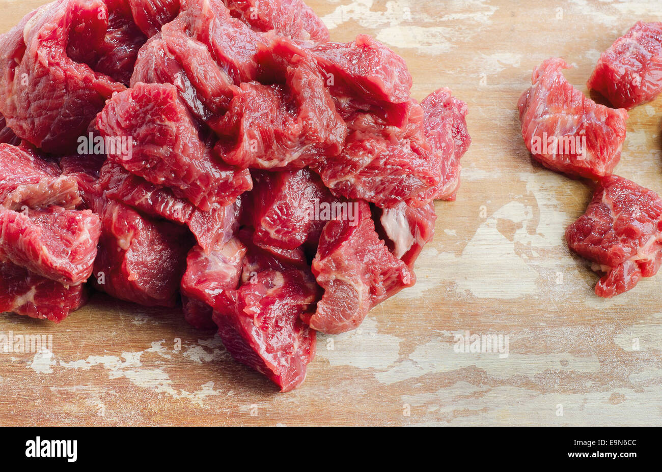 Le boeuf cru sur table en bois . Selective focus Banque D'Images