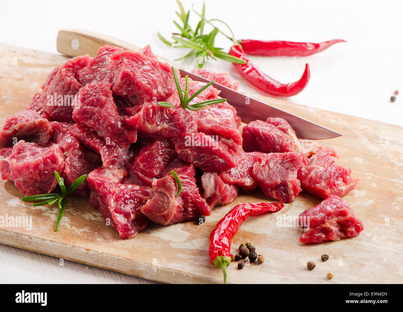 Tartare de boeuf aux épices sur table en bois . Selective focus Banque D'Images