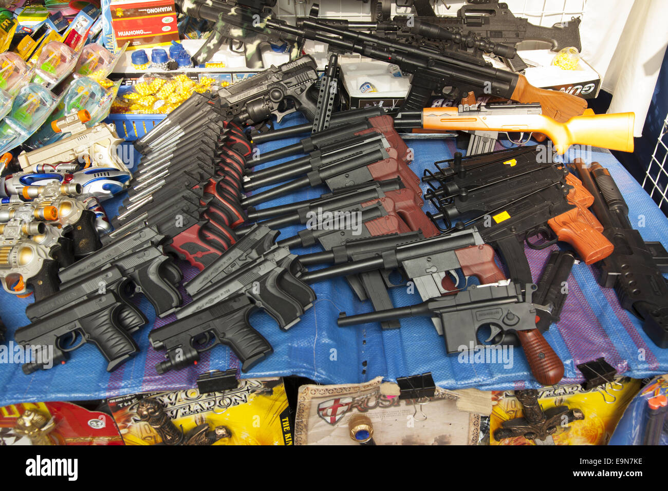 Faut-il continuer à vendre des armes en plastique dans les magasins de  jouets ? - France Bleu