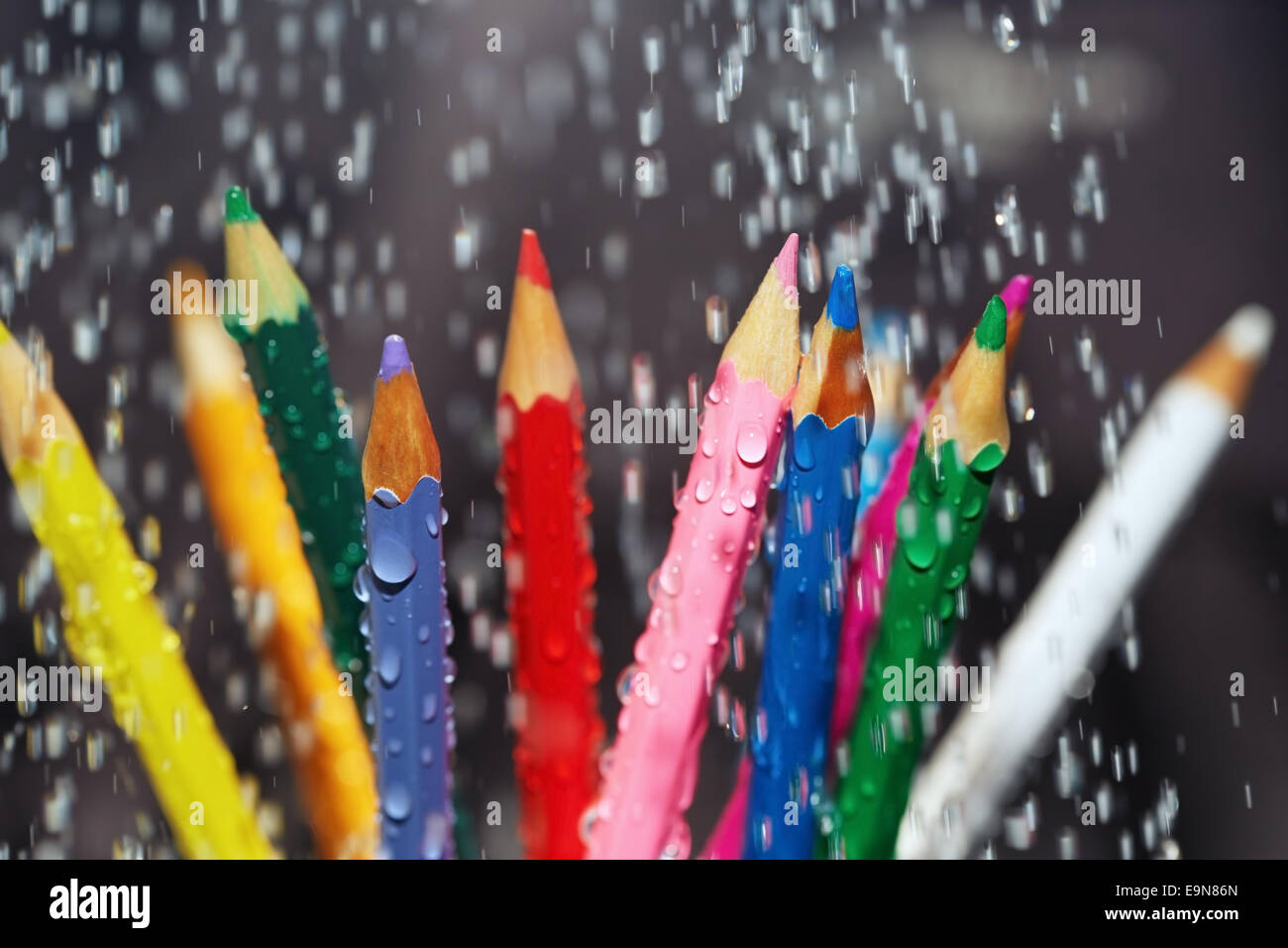 Crayons de couleur sous la pluie Banque D'Images