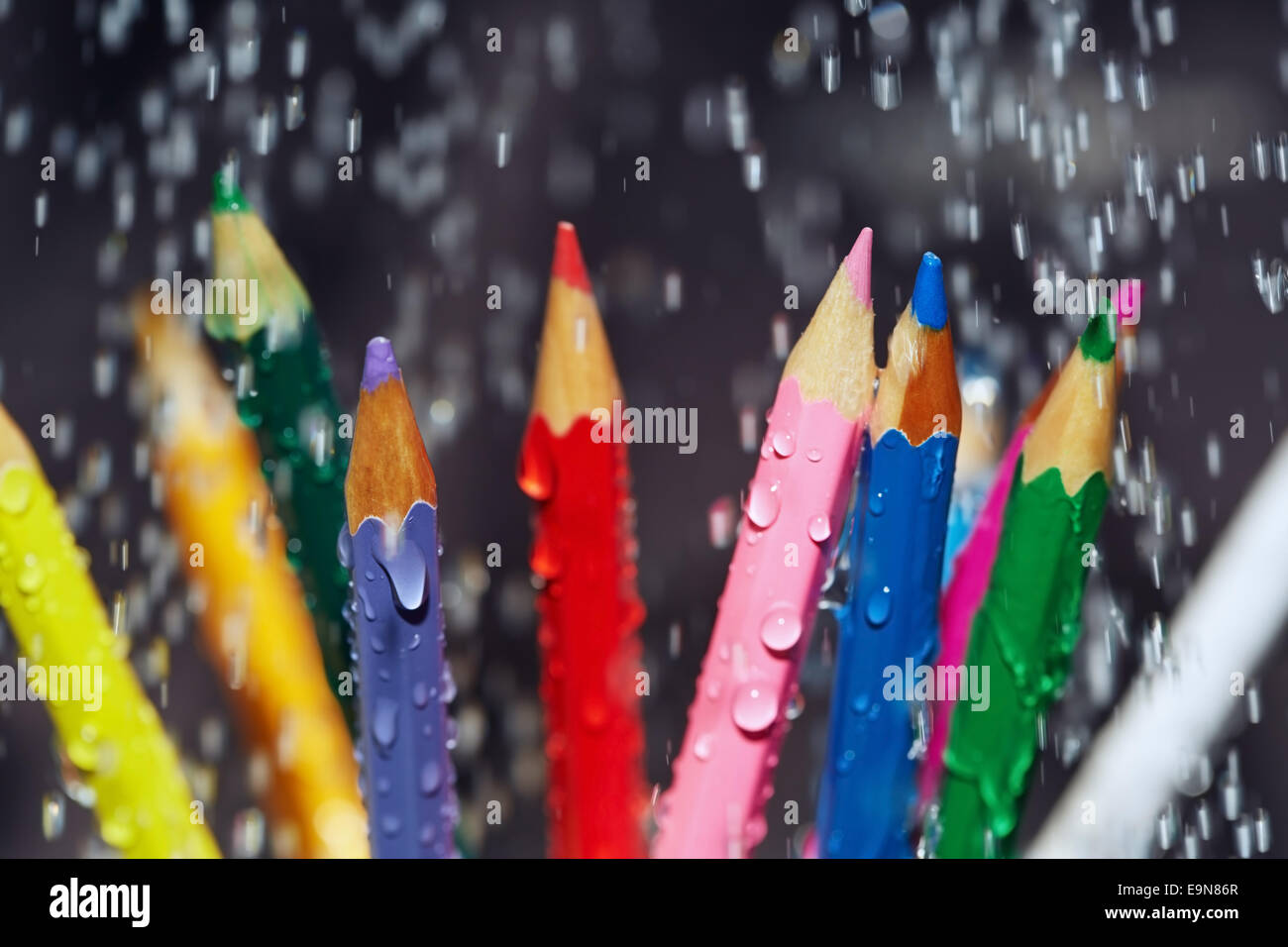 Crayons de couleur sous la pluie Banque D'Images