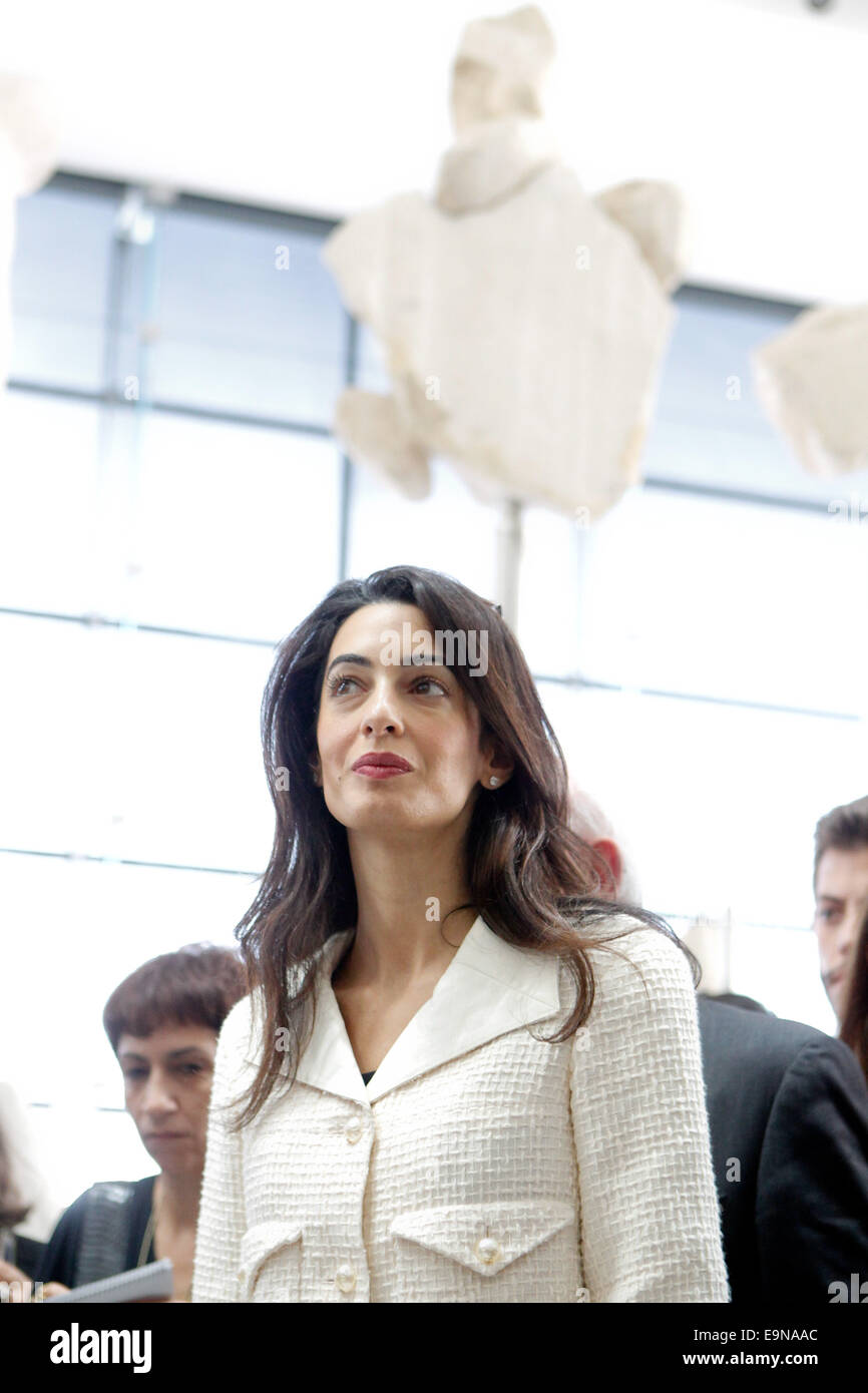 CLOONEY AMAL ALAMUDDIN à visiter le musée de l'Acropole. Banque D'Images