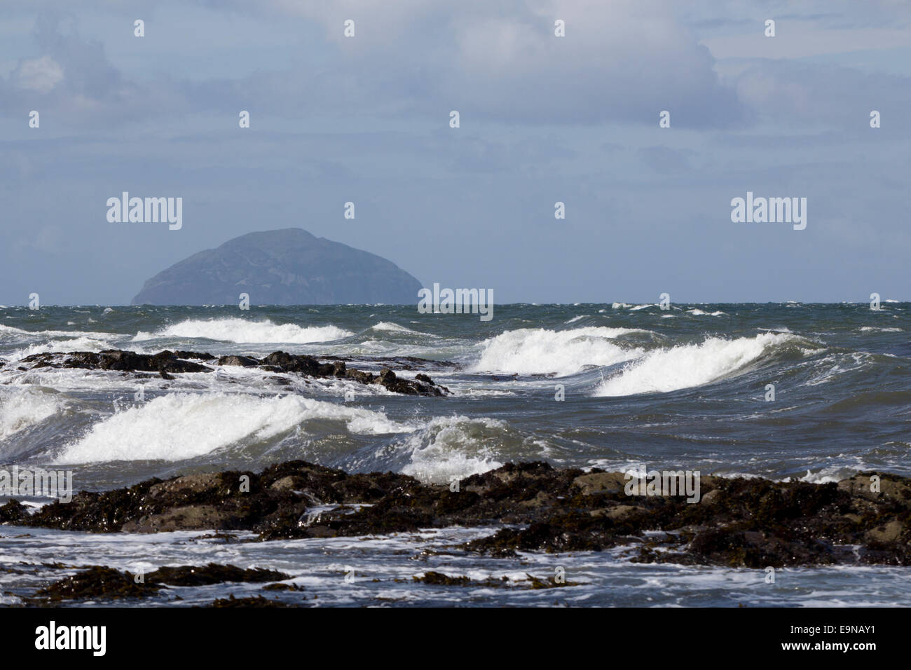 Une mer avec l'Ailsa Craig en arrière-plan. South Ayrshire, Ecosse, Royaume-Uni. Banque D'Images