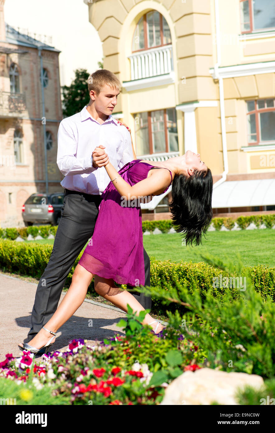Young couple dancing on street Banque D'Images