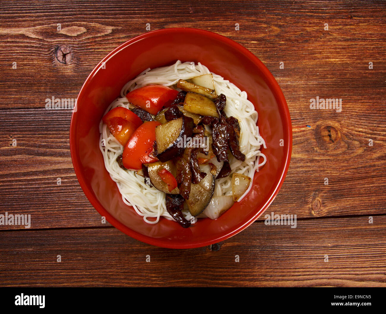 Nouilles de riz chinois avec le veau,aubergines Banque D'Images