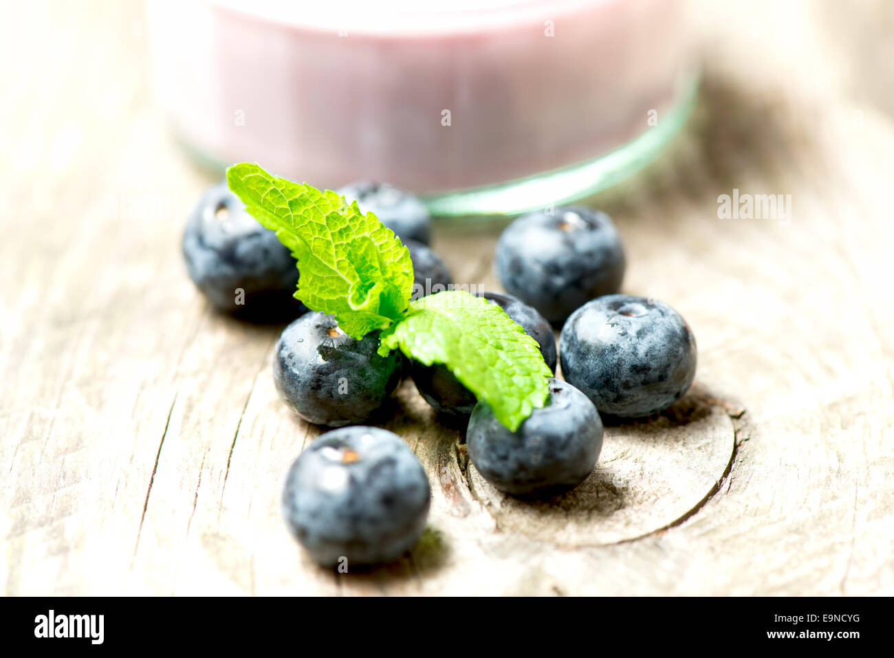 Les bleuets sur table en bois Banque D'Images