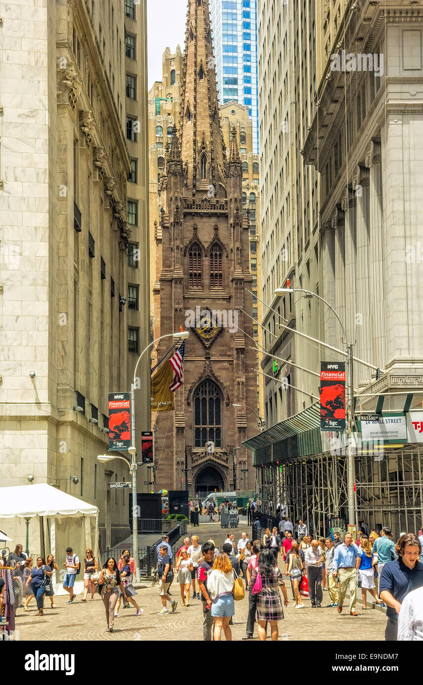 New York, NY - 23 juin 2014 : l'église Trinity, construit en 1846, et situé sur Broadway et la rue Wall, dans la ville de New York. Banque D'Images