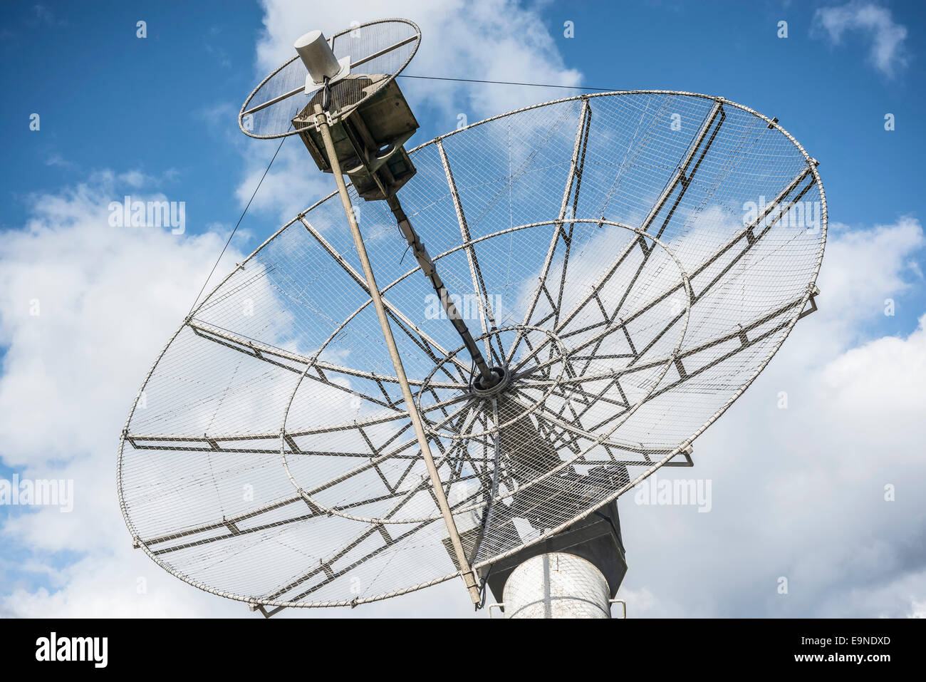 Radioheliograph antenne parabolique à l'écoute des signaux d'étoiles Banque D'Images