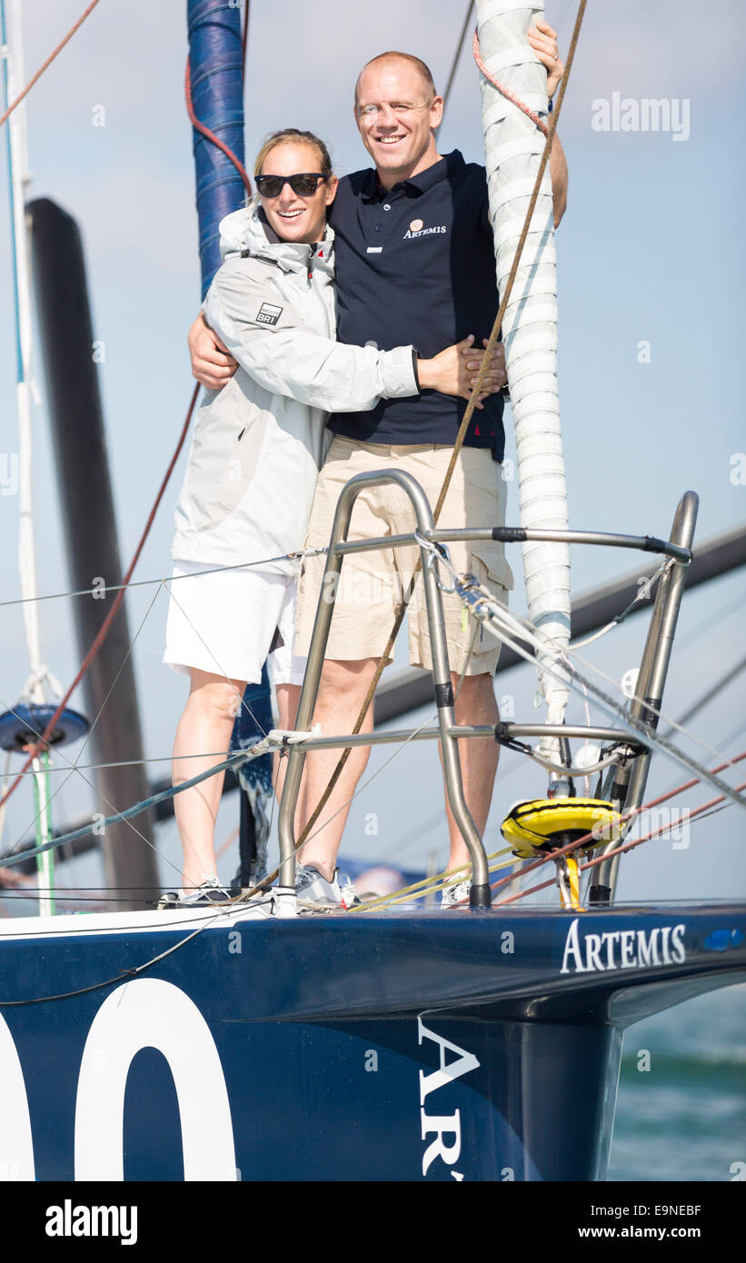 Zara Phillips et Mike Tindall sur l'arc d'Artemis Ocean Racing lors de l'Artemis Challenge à Aberdeen Asset Management Cowe Banque D'Images