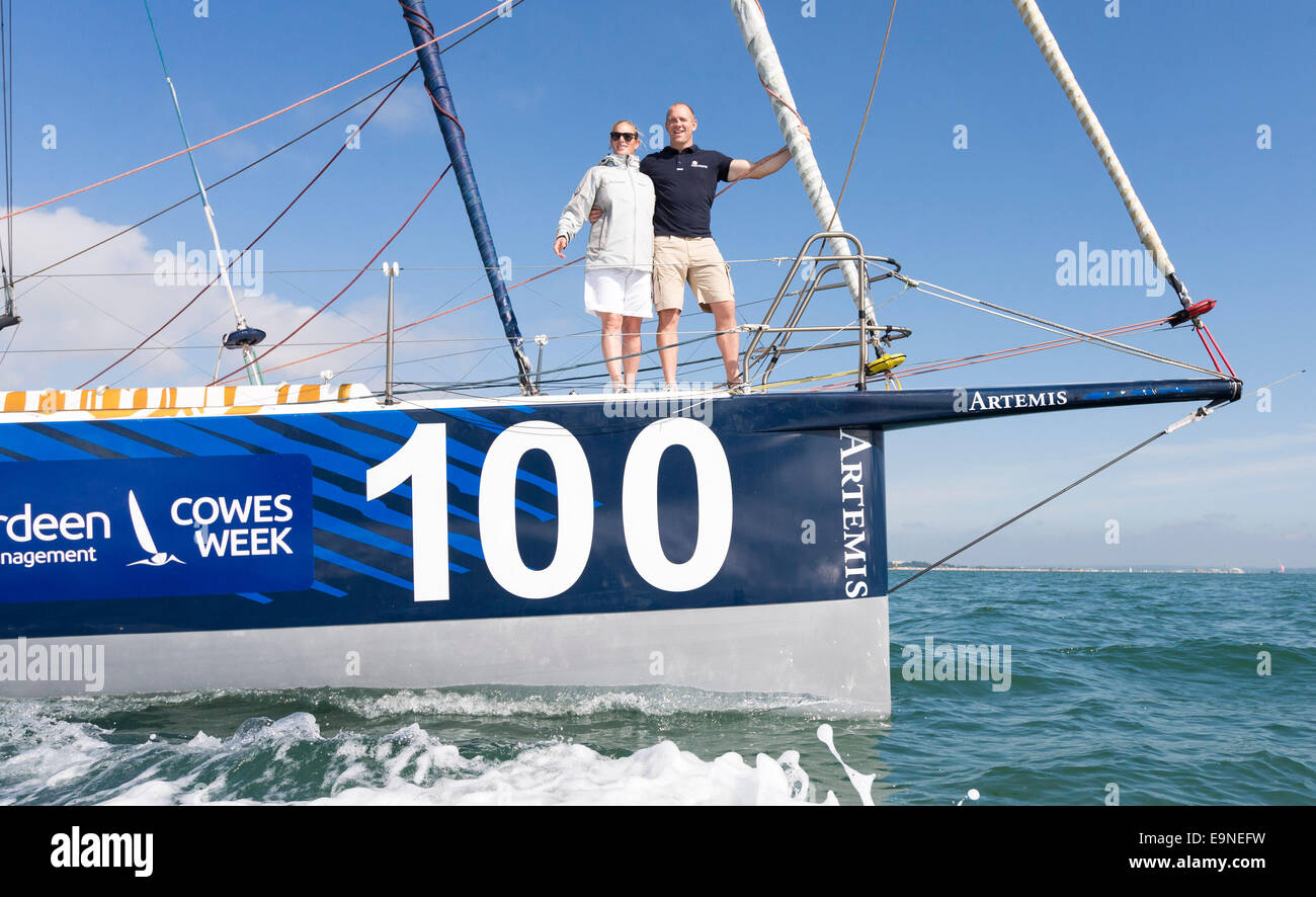 Zara Phillips et Mike Tindall sur l'arc d'Artemis Ocean Racing lors de l'Artemis Challenge à Aberdeen Asset Management Cowe Banque D'Images