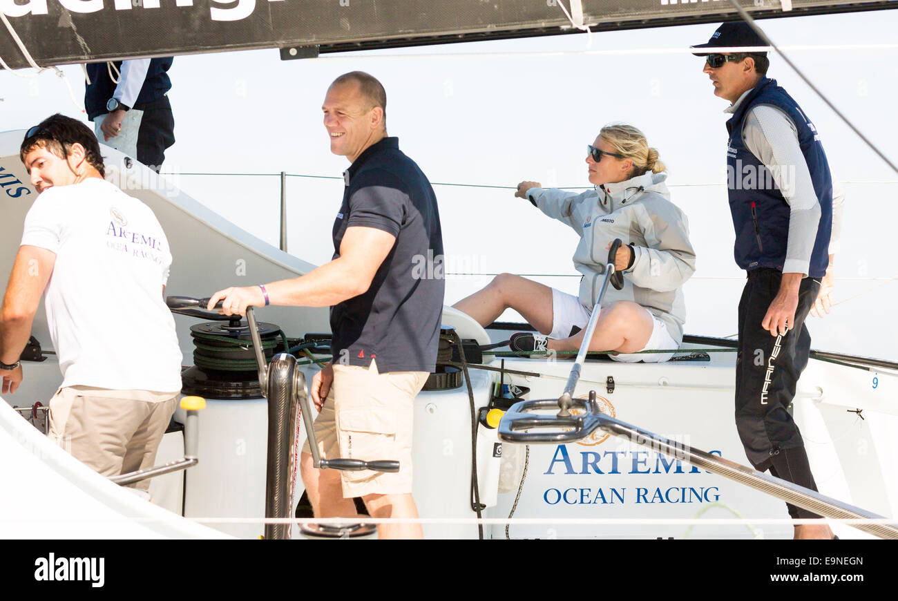Zara Phillips et Mike Tindall à bord d'Artemis Ocean Racing lors de l'Artemis Challenge à Aberdeen Asset Management Cowes Week Banque D'Images