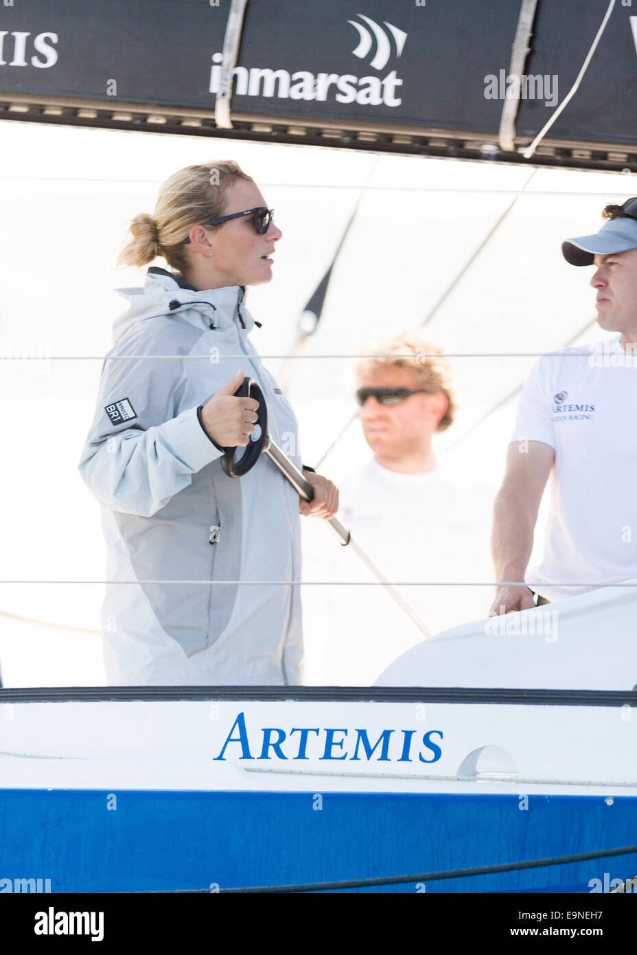 Zara Phillips et Mike Tindall à bord d'Artemis Ocean Racing lors de l'Artemis Challenge à Aberdeen Asset Management Cowes Week Banque D'Images