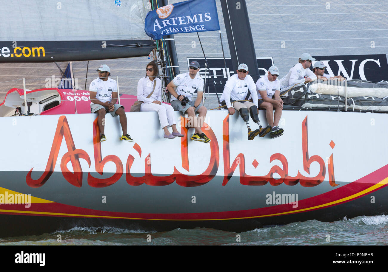 Simon et Yasmin Le Bon (troisième à partir de la droite) à bord d'Azzam pendant le Défi d'Artemis à Aberdeen Asset Management à la semaine de Cowes Banque D'Images