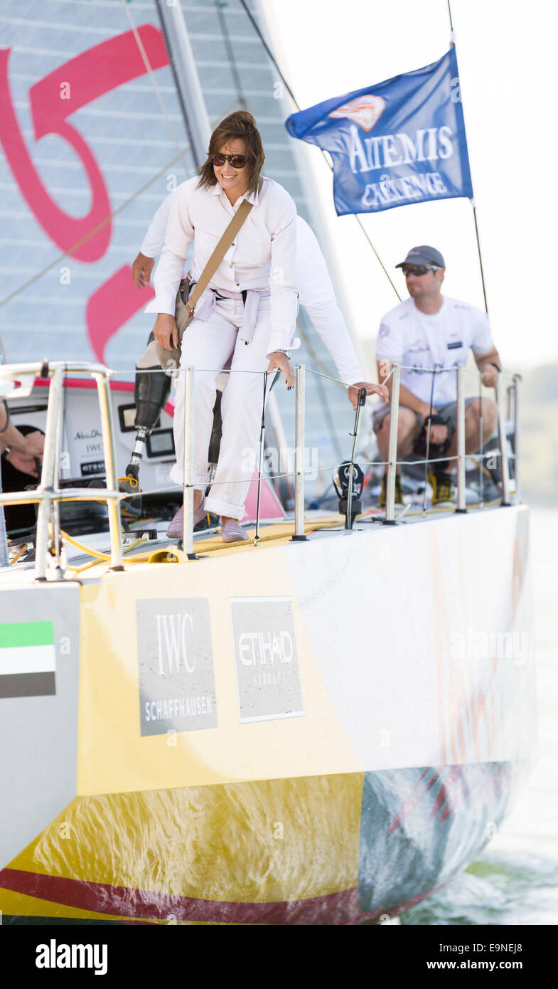 Simon et Yasmin Le Bon à bord d'Azzam pendant le Défi d'Artemis à Aberdeen Asset Management Cowes Week à Cowes sur l'île o Banque D'Images