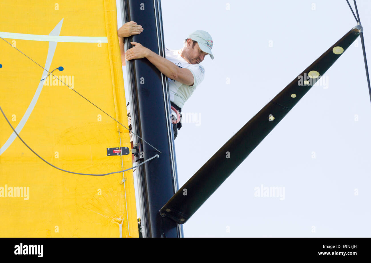 Simon Le Bon l'accroche le mât de l'yacht Azzam lors de l'Artemis Challenge à Aberdeen Asset Management Cowes Week dans Cowe Banque D'Images