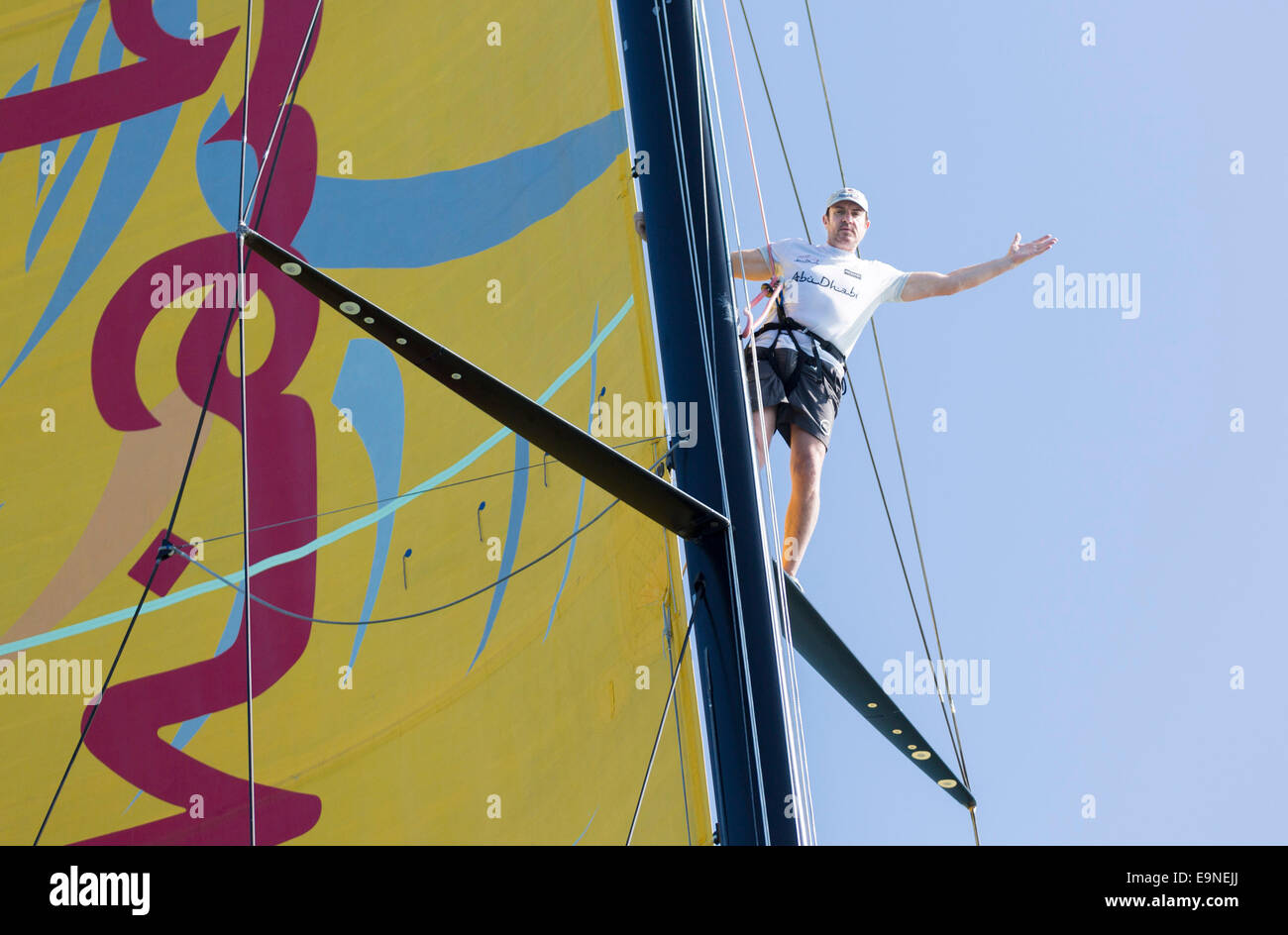 Simon Le Bon l'accroche le mât de l'yacht Azzam lors de l'Artemis Challenge à Aberdeen Asset Management Cowes Week dans Cowe Banque D'Images