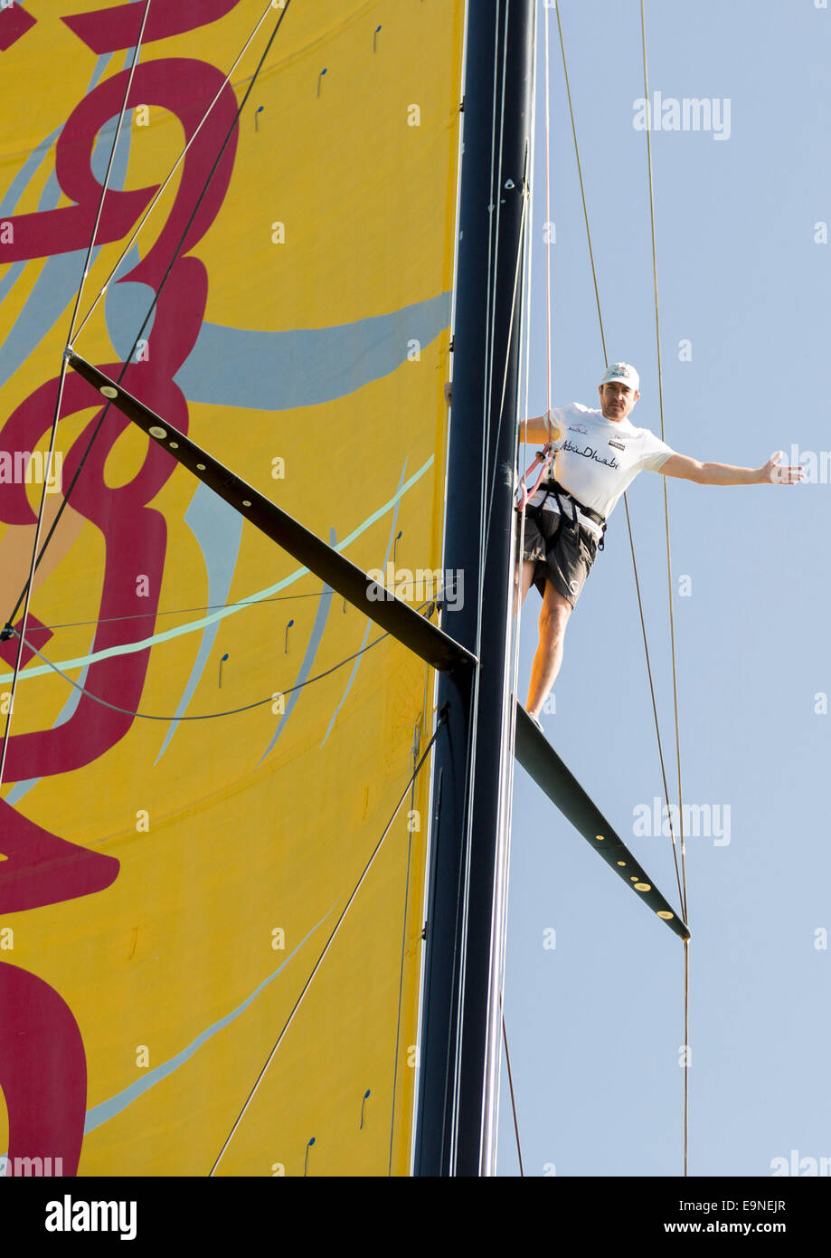 Simon Le Bon l'accroche le mât de l'yacht Azzam lors de l'Artemis Challenge à Aberdeen Asset Management Cowes Week dans Cowe Banque D'Images