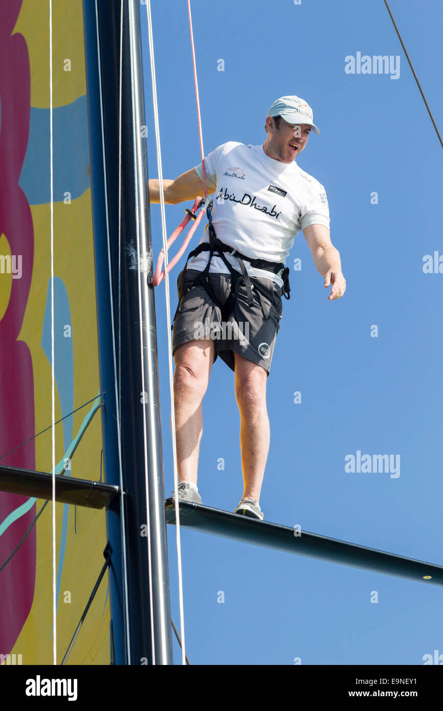 Simon Le Bon l'accroche le mât de l'yacht Azzam lors de l'Artemis Challenge à Aberdeen Asset Management Cowes Week dans Cowe Banque D'Images