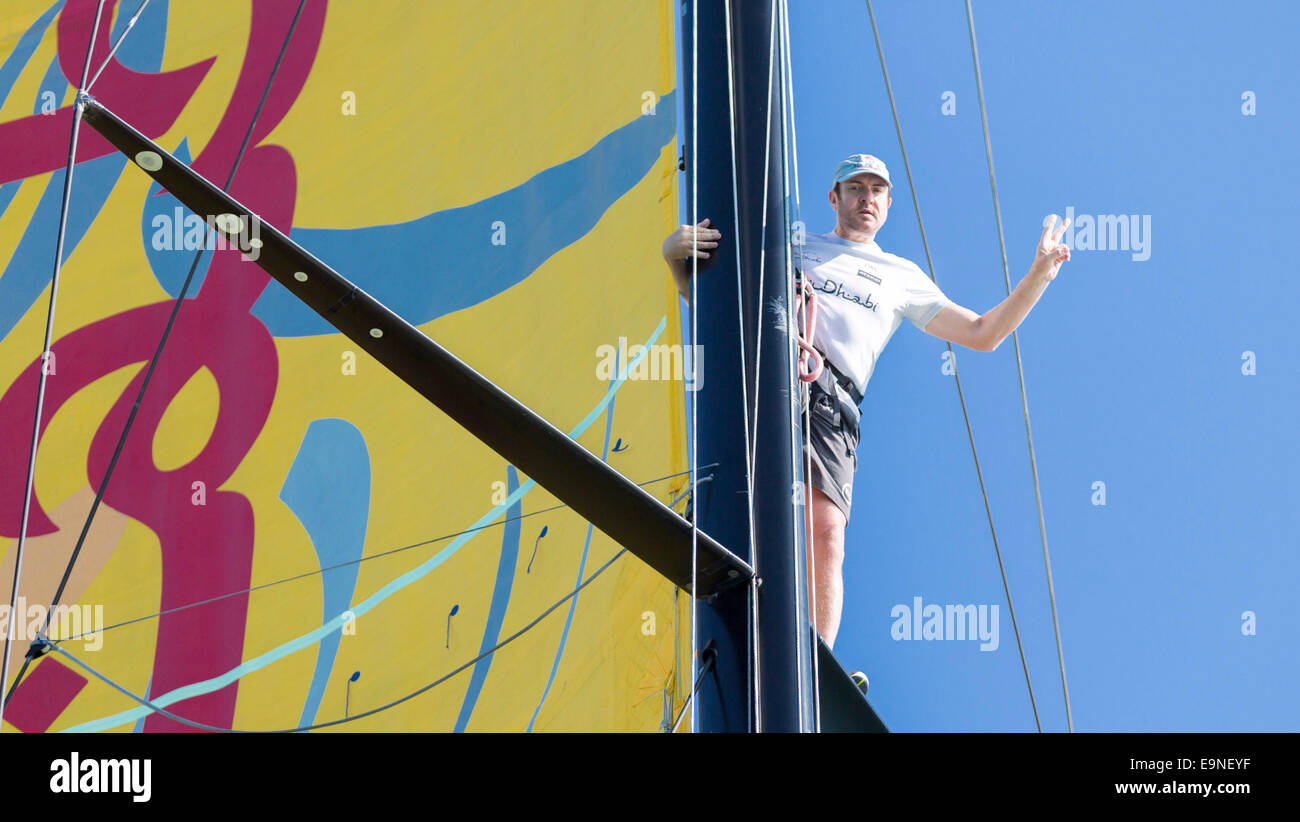 Simon Le Bon l'accroche le mât de l'yacht Azzam lors de l'Artemis Challenge à Aberdeen Asset Management Cowes Week dans Cowe Banque D'Images