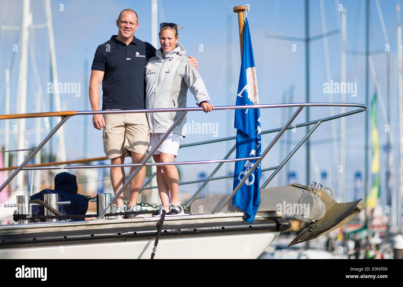 Zara Phillips et Mike Tindall à Cowes à venir de l'Artemis Challenge à Aberdeen Asset Management Cowes Week à Cowes sur l'I Banque D'Images