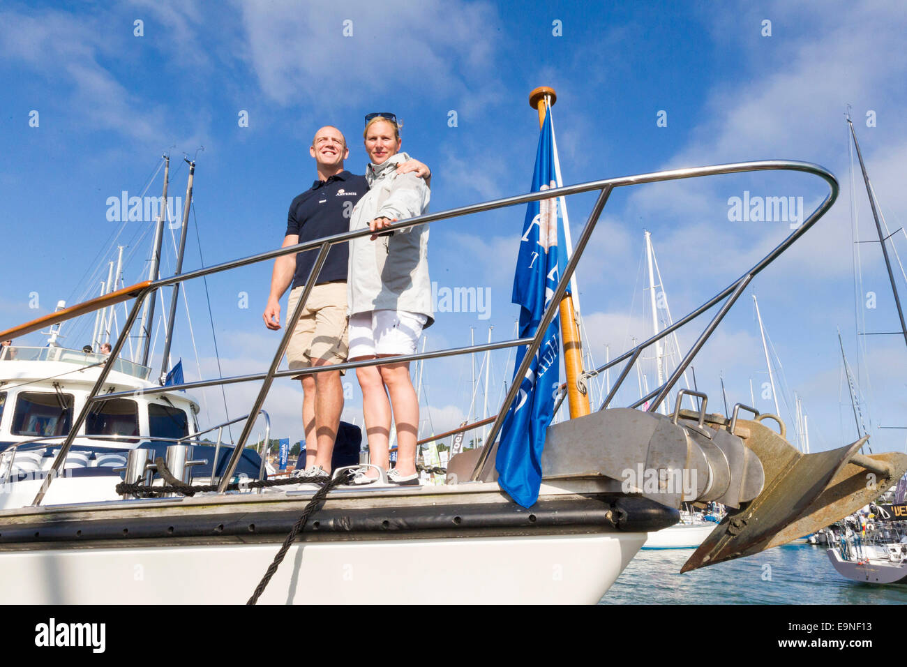 Zara Phillips et Mike Tindall à Cowes à venir de l'Artemis Challenge à Aberdeen Asset Management Cowes Week à Cowes sur l'I Banque D'Images