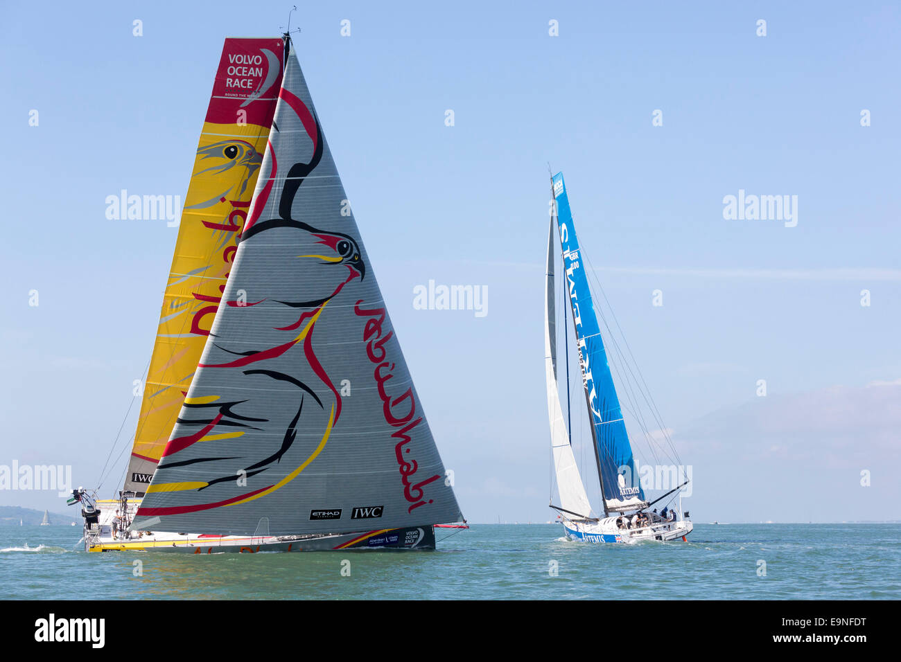 Les yachts Azzam (à gauche) et l'Artemis Ocean Racing passer en cas de l'Artemis Challenge à Aberdeen Asset Management Cowes Week en coopération Banque D'Images