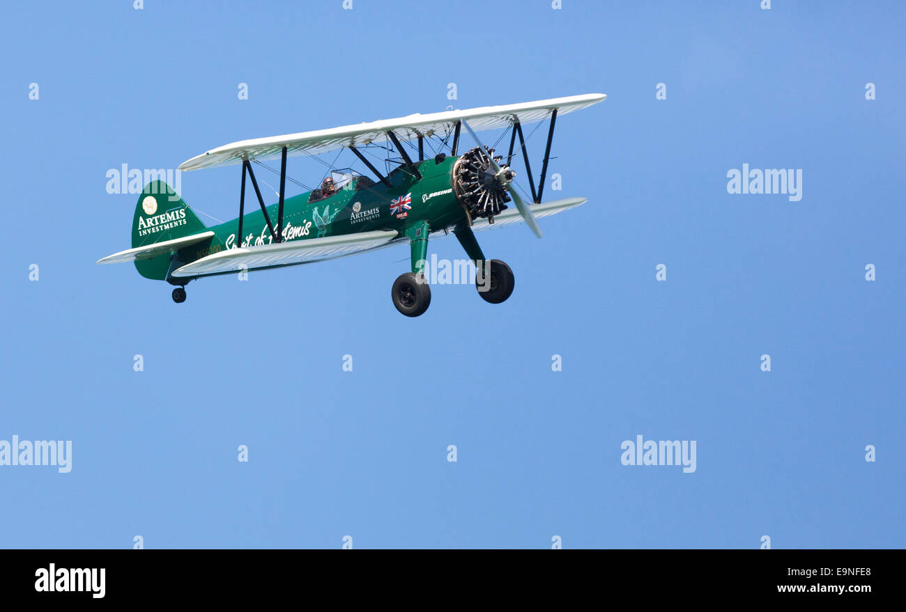 Aviator Tracey Curtis-Taylor vole son Boeing Stearman biplan, esprit d'Artemis, Artemis sur Cowes pendant le Défi à l'Ab Banque D'Images