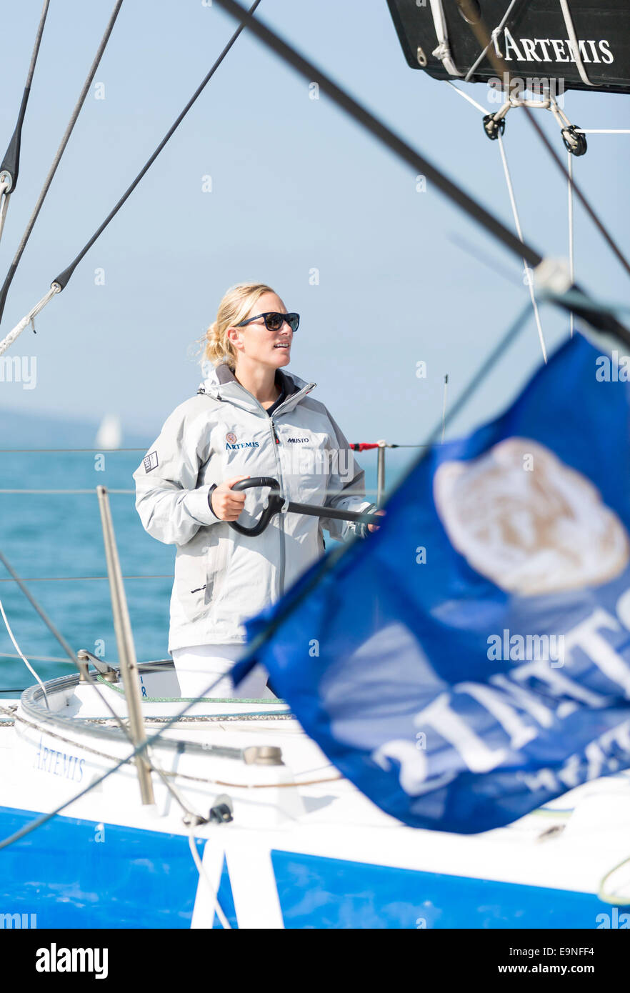 Zara Phillips et Mike Tindall à bord d'Artemis Ocean Racing lors de l'Artemis Challenge à Aberdeen Asset Management Cowes Week Banque D'Images
