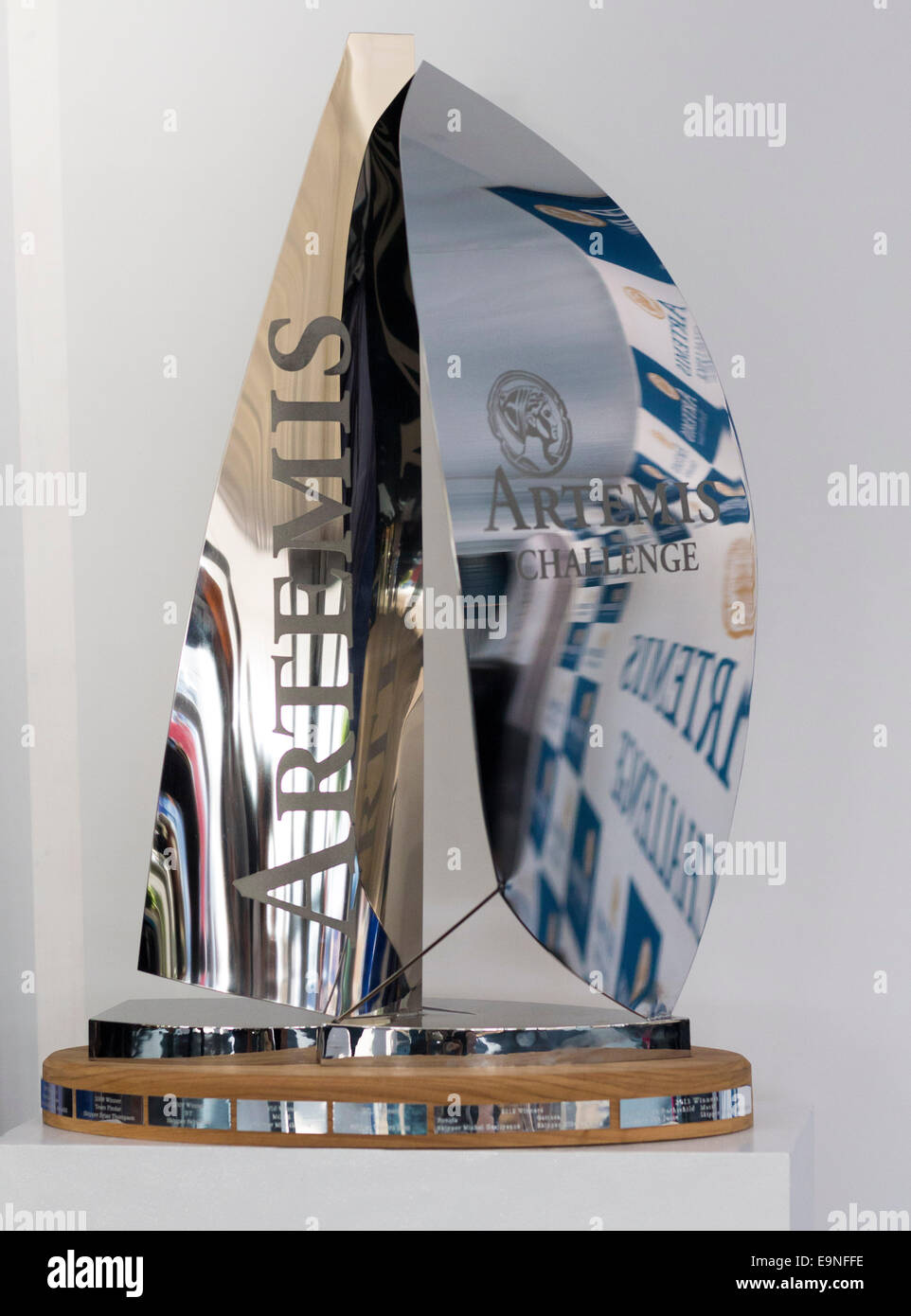 L'Artemis Challenge trophy qui est contesté à Aberdeen Asset Management Cowes Week à Cowes sur l'île de Wight. Zar Banque D'Images