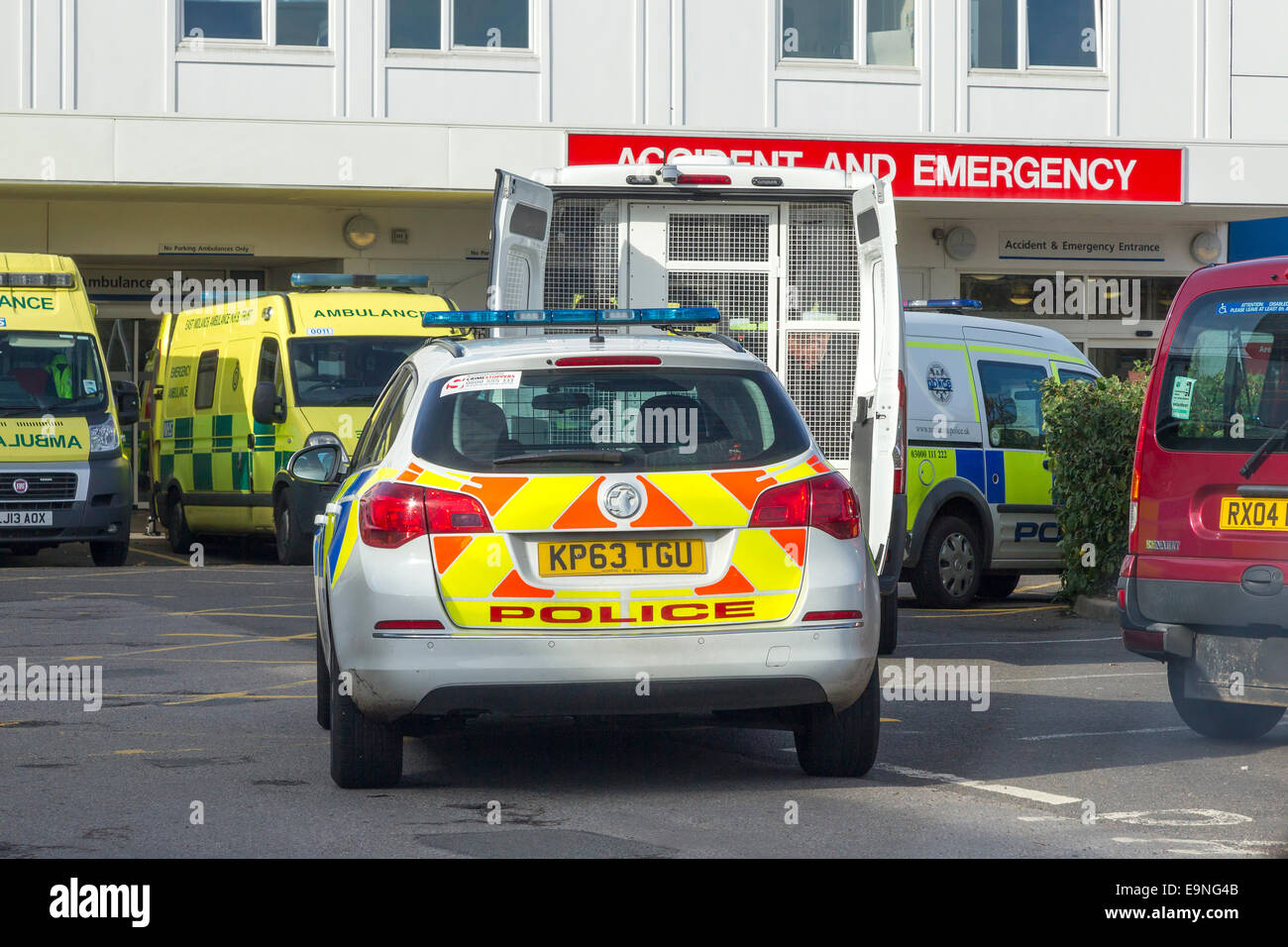 Voitures de police et Van en dehors de Northampton General Accident et d'urgence Dept. Banque D'Images