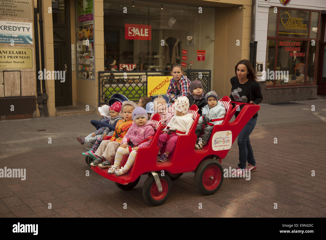 Les enfants d'un centre de services de garde sur une sortie avec leurs soignants dans la vieille ville de Torun, en Pologne. Banque D'Images