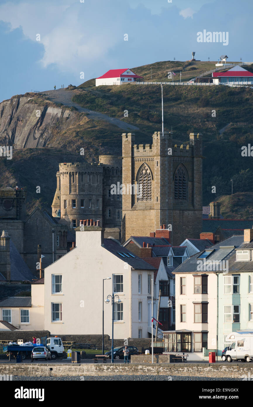 Architecture dans le UK : townscape montrant le château / Université / St Michaels church / Constitution Hill et maisons à Aberystwyth Ceredigion Pays de Galles UK Banque D'Images