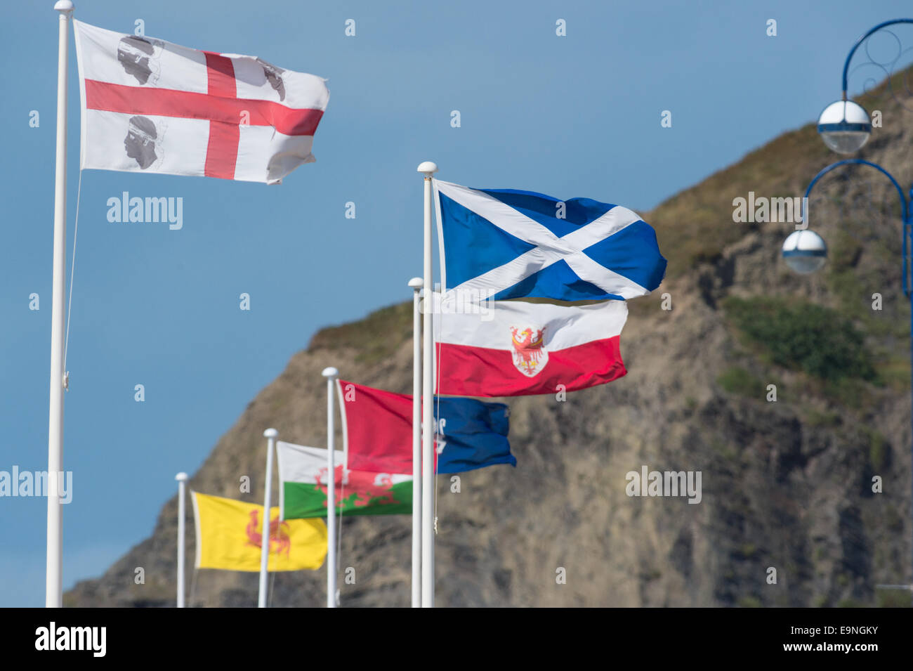 Drapeaux de pays européens en situation minoritaire et les petites nations battant sur la promenade à Aberystwyth, Pays de Galles, Royaume-Uni Banque D'Images