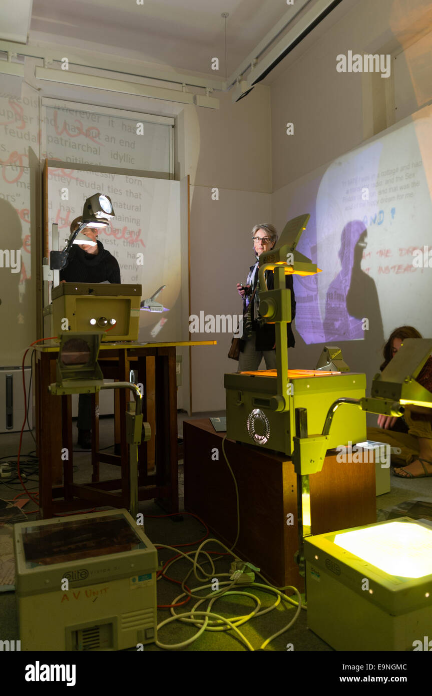 Les personnes à la recherche d'études de doctorat dans une installation artistique par Reuben Knutson à l'aide de rétroprojecteurs OHP dans Galerie, Aberystwyth U Banque D'Images