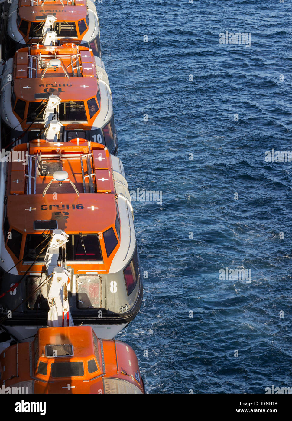 Ligne de sauvetage orange on cruise ship Banque D'Images