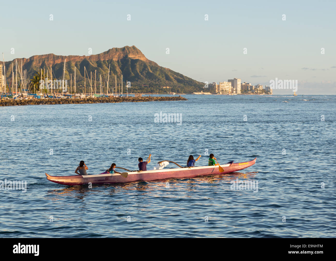 Groupe d'enfants dans la région de Hawaiian canoe Banque D'Images