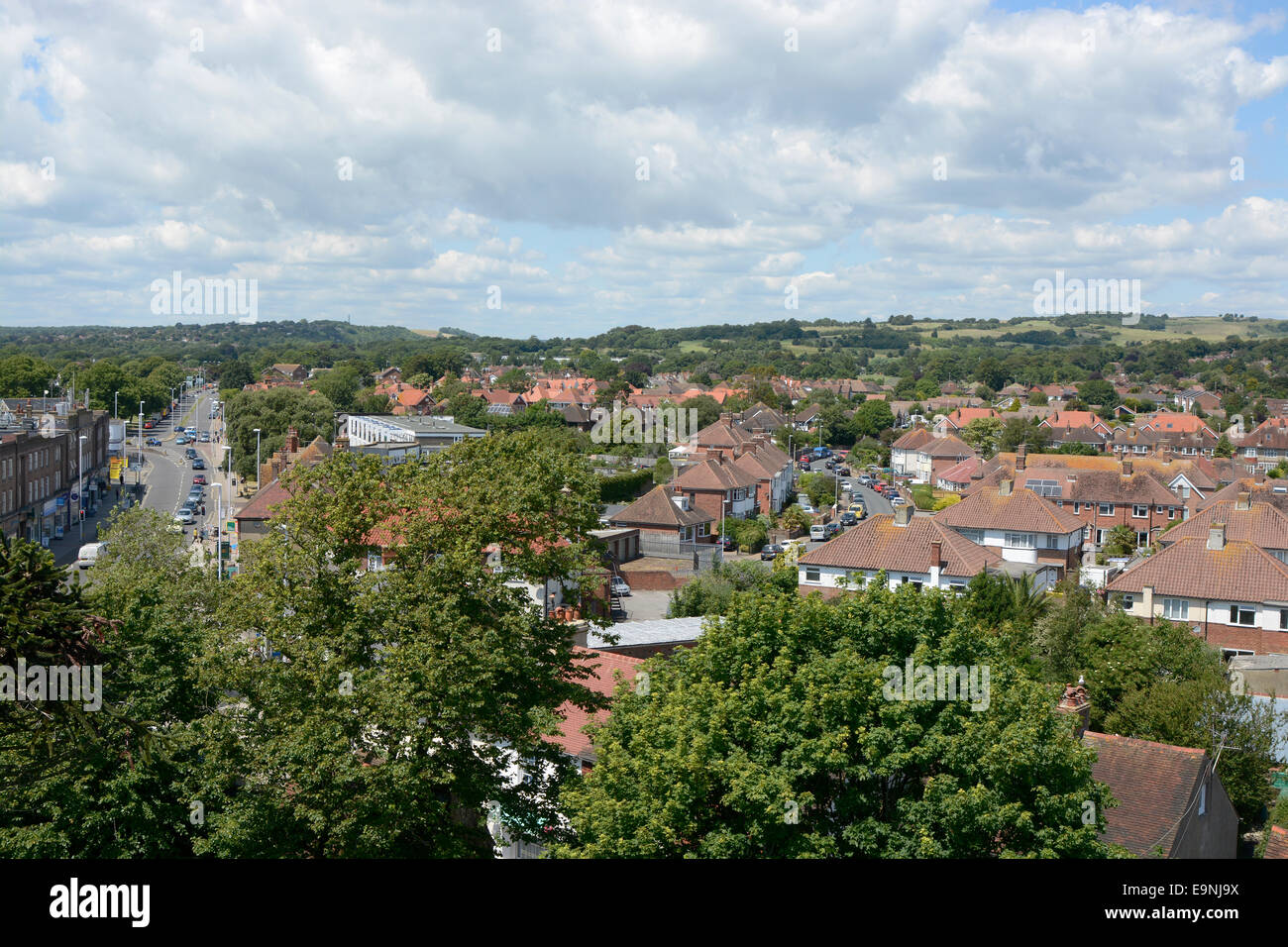 Vue sur Broadwater High Street et A24 route principale de la tour de Saint Mary's Church. West Sussex. L'Angleterre. À la recherche d'Amérique du Nord Banque D'Images