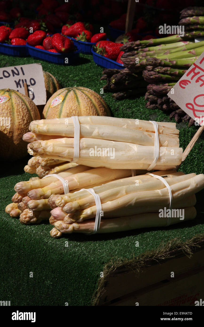 Les asperges cultivées localement blanc sur l'affichage dans le marché du Rialto à Venise près du grand canal. Banque D'Images