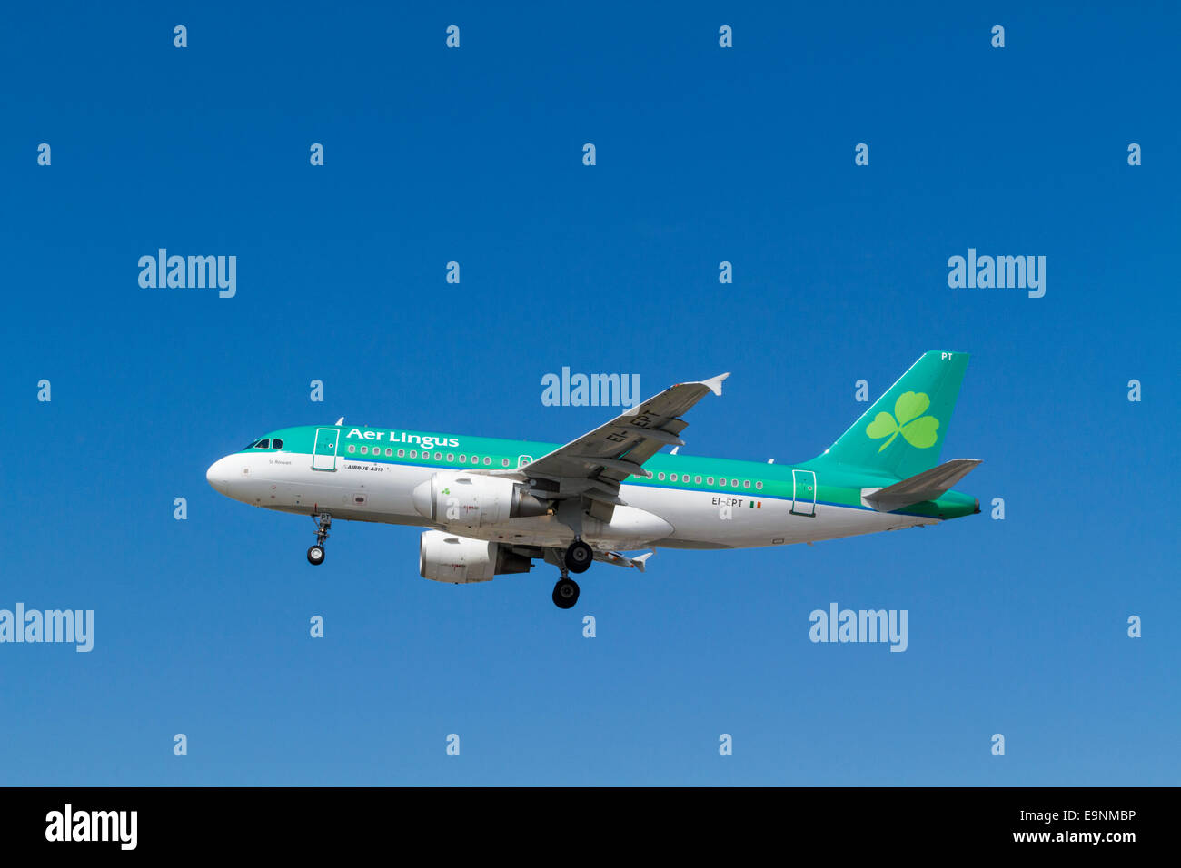 Aer Lingus avion Airbus A319, l'IE-EPT, nommé St Rowan, sur son approche pour l'atterrissage à l'aéroport de Londres Heathrow, Angleterre, RU Banque D'Images